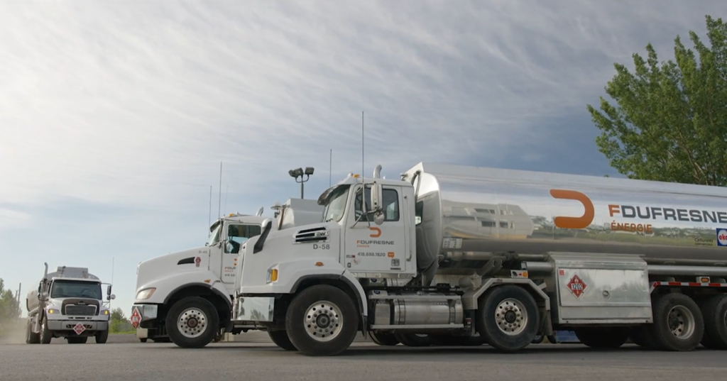 Camion-citerne transport d'énergie sur route.